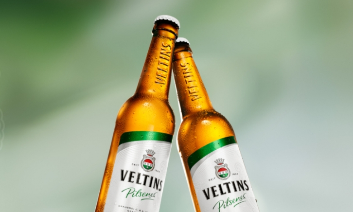 Twee flesjes Veltins pils